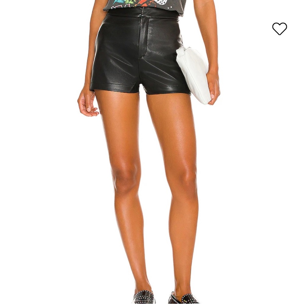 Stacie Hot Short in Black
superdown